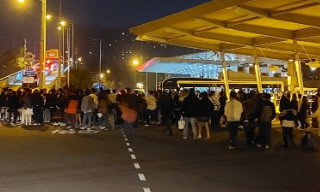 【视频】香港跨年夜大批旅客滞留 邓炳强：与内地探讨延长关口时间