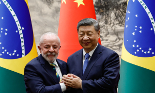 习近平与卢拉通电话 称各国应旗帜...